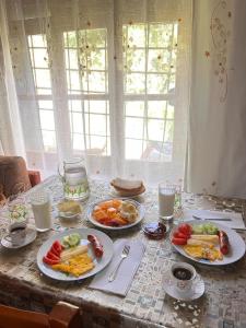 een tafel met borden eten erop bij Goni Guest House in Tepelenë