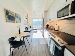 A kitchen or kitchenette at Lovely open one bedroom in West Oakland