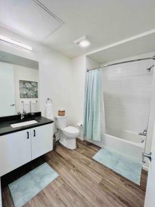 ein Bad mit einem WC, einem Waschbecken und einer Dusche in der Unterkunft Lovely open one bedroom in West Oakland in Oakland