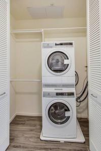 Waschmaschine und Trockner in einem kleinen Zimmer in der Unterkunft Luxury 1 Bedroom unit in West Oakland in Oakland