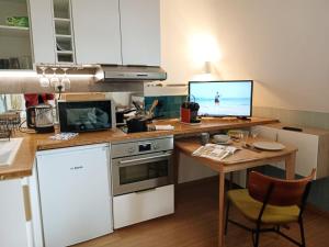 eine Küche mit einem Schreibtisch und einem Computer darauf in der Unterkunft Appartement, place Morny. in Deauville