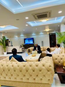 Una televisión o centro de entretenimiento en Hotel Amayra