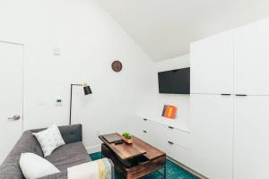 uma sala de estar com um sofá e uma mesa em Luxury Apt in West Oakland - Near Downtown em Oakland