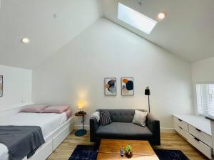 um quarto branco com uma cama e um sofá em Luxury Apartment in West Oakland - Near Downtown em Oakland