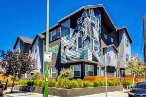 una casa grande de color azul y blanco en Luxury Apartment in West Oakland - Near Downtown, en Oakland