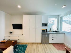 eine Küche mit weißen Schränken und einer Arbeitsplatte in der Unterkunft Luxury Furnished Studio Suite close to Downtown in Oakland