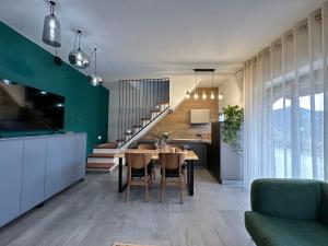 eine Küche und ein Esszimmer mit einem Tisch und einer Treppe in der Unterkunft VILLA CHIARA in Torre Orsina