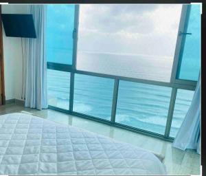 Een bed of bedden in een kamer bij Habitación Privada con vista al mar Ámbar, Malecon Santo Domingo