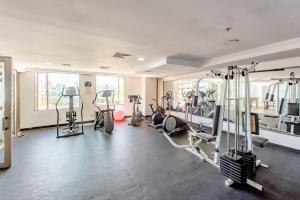 een fitnessruimte met diverse loopbanden en hometrainers bij Habitación Privada con vista al mar Ámbar, Malecon Santo Domingo in Santo Domingo