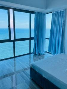 una camera con un letto e una grande finestra di Habitación Privada con vista al mar Ámbar, Malecon Santo Domingo a Santo Domingo