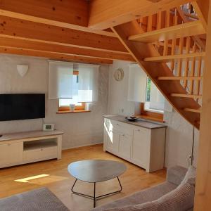 een woonkamer met een tafel en een keuken bij Ferienwohnung RELAX in Neudrossenfeld