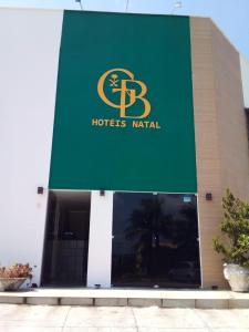 una señal de hotel en la parte delantera de un edificio en GB Hoteis Natal, en Natal