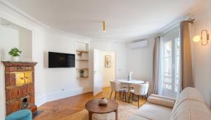 uma sala de estar com um sofá e uma mesa em Opera Residence em Paris