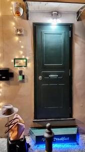 Una puerta verde en una habitación con una mesa en B & B VICO GRANDE en Nápoles