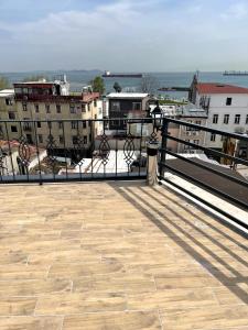 uma varanda com vista para uma cidade com edifícios em Linda Port Hotel em Istambul
