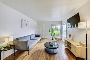 uma sala de estar com um sofá e uma mesa em Lovely 1 Bedroom Near Campus em Berkeley