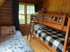 - une chambre avec 2 lits superposés dans une cabine dans l'établissement Rustic Retreat Cozy Log Cabin, à Halifax