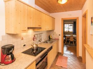 uma cozinha com um lavatório e uma bancada em Alpinchalet Apartment Edelweiss 1 em Ortisei