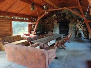 - une table et des chaises dans une pièce dotée d'une cheminée dans l'établissement Domki Bory Tucholskie - Kurs na wypoczynek, à Osieczna