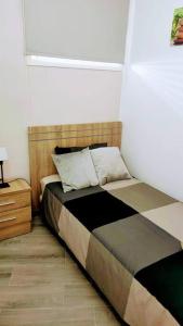 ein Schlafzimmer mit einem Bett und einem Nachttisch in der Unterkunft La Palmera 311 in Maspalomas