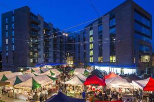a group of tents in a city at night at Modern 1BD Flat - 15 min walk to London Bridge in London