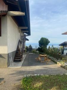 a table and a bench next to a building at Appartement chalets T2 50m2 in Publier