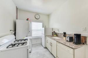 una cocina con electrodomésticos blancos y un reloj en la pared en Best Location 3BR by UCBerkeley en Berkeley