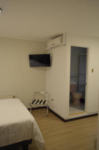Televízia a/alebo spoločenská miestnosť v ubytovaní Hotel Rukalaf