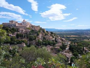 un village au sommet d'une montagne dans l'établissement Gîte La Charité à proximité de Roussillon, Gordes, à Gargas