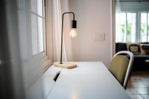 uma lâmpada sentada numa mesa ao lado de uma janela em Casa El Drago 2 em Breña Baja