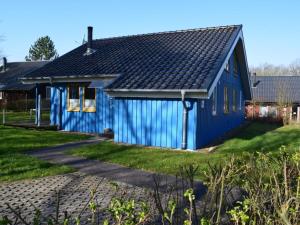 una casa azul con techo negro en Extertal-Ferienpark - Premium-Ferienhaus Sonnenschein #56a, en Extertal