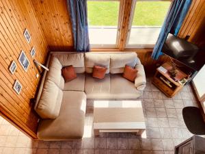 - Vistas a la sala de estar con sofá en Extertal-Ferienpark - Premium-Ferienhaus Sonnenschein #56a, en Extertal