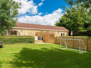 een huis met een voetbalgoal in een tuin bij 2 Luckington Stables-w8322 in Holcombe