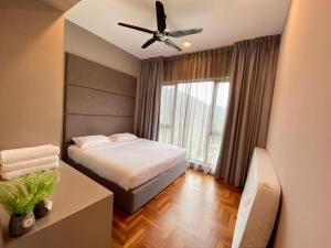 una camera con letto e ventilatore a soffitto di Genting Highlands Vista Residences Free Wi-Fi & 1 Parking a Resorts World Genting