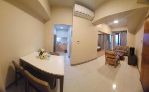 Ein Sitzbereich in der Unterkunft Mactan Newtown Condo by EJB