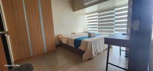 Ein Bett oder Betten in einem Zimmer der Unterkunft Mactan Newtown Condo by EJB