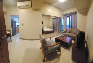 Ein Sitzbereich in der Unterkunft Mactan Newtown Condo by EJB