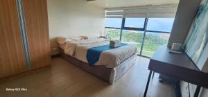 Ein Bett oder Betten in einem Zimmer der Unterkunft Mactan Newtown Condo by EJB
