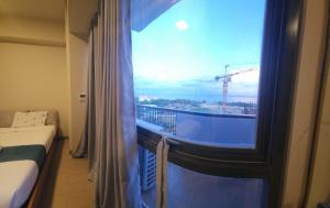 Ein Bett oder Betten in einem Zimmer der Unterkunft Mactan Newtown Condo by EJB