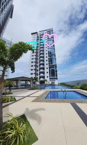 Der Swimmingpool an oder in der Nähe von Mactan Newtown Condo by EJB