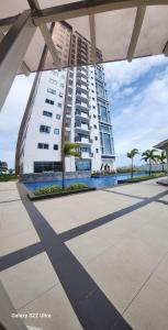 ein großes weißes Gebäude mit Palmen davor in der Unterkunft Mactan Newtown Condo by EJB in Punta Engaño + 37 Fotos