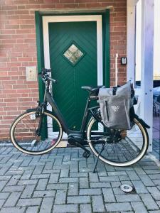 een fiets geparkeerd voor een groene deur bij Bed and Bike Rheine in Rheine