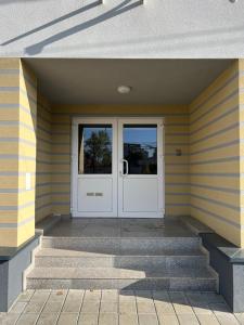 uma porta da frente de uma casa com escadas em Nicolle Studio em Piteşti