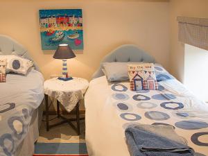 een slaapkamer met 2 bedden en een tafel met een lamp bij Old Corn Mill - Ukc3170 in Walpole