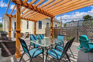 a patio with a table and chairs on a deck at Beautiful Cottage In Downtown Bristol in Bristol