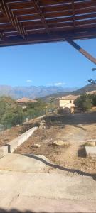 - une vue sur une cour en terre avec un bâtiment dans l'établissement Appartement Catalina, à Calvi