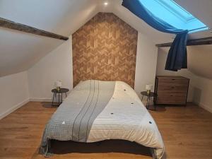 um quarto com uma cama grande e uma cortina azul em L'Estran em Dieppe