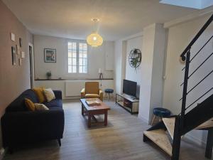 uma sala de estar com um sofá e uma mesa em L'Estran em Dieppe
