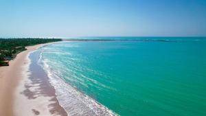 una vista aérea de la playa y del océano en Waterfront Apart Hotel, en Maceió