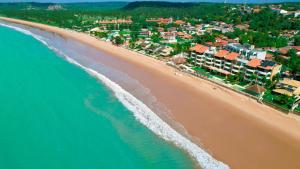 uma vista aérea de uma praia com casas e o oceano em Waterfront Apart Hotel em Maceió